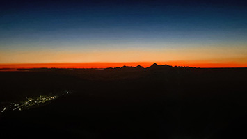 Cordillera Vilcabamba al tramonto con le silhouette dello Humanray e del Salcantay